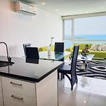 Sea, Sand & Skyline 30Th-Floor Poolside Getaway