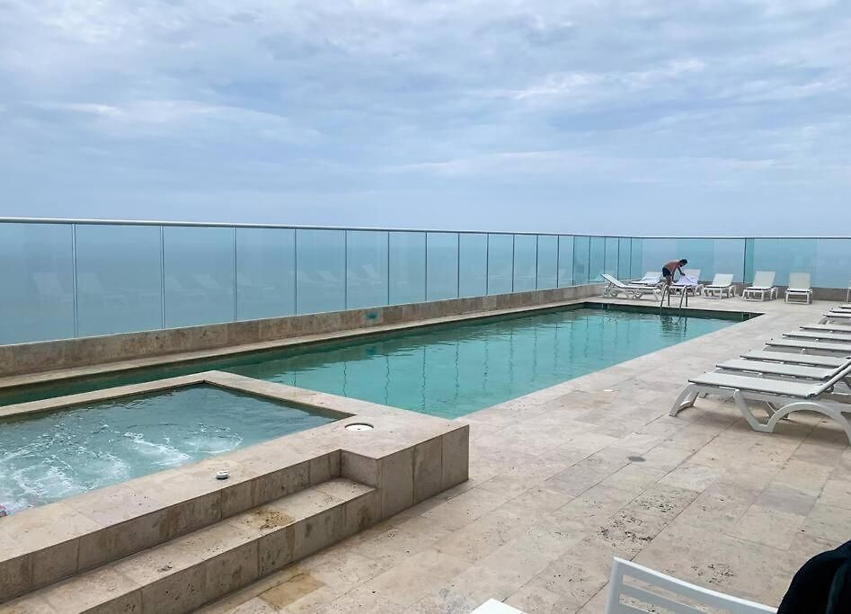 Apartamento Sea, & Skyline 30th-floor Poolside Getaway