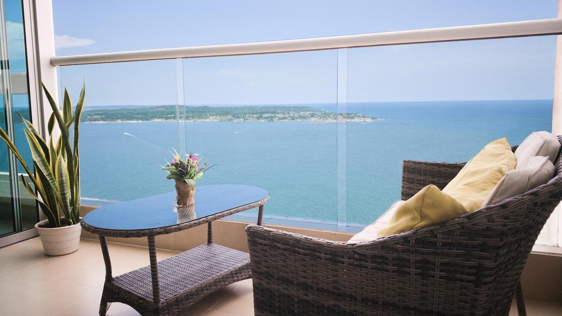 Sea, & Skyline 30th-floor Poolside Getaway Apartamento