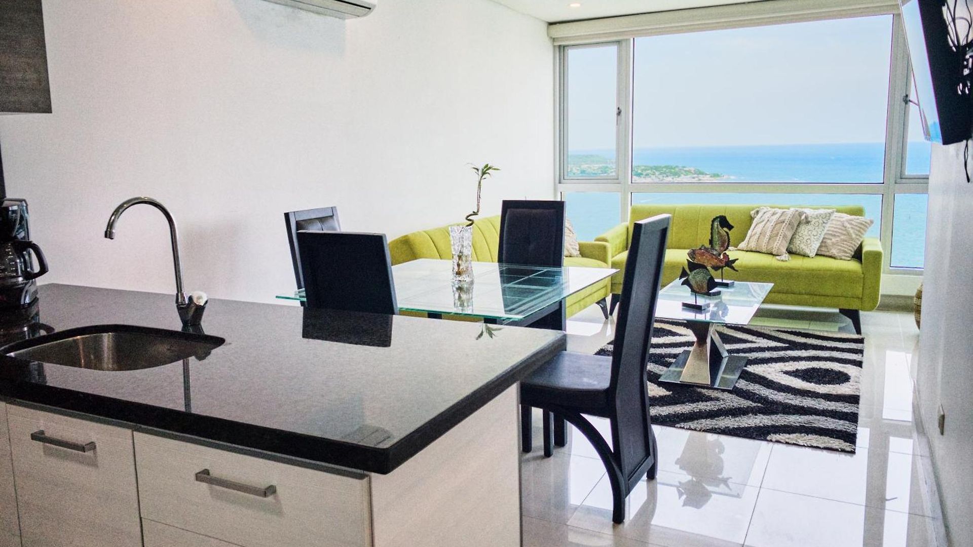 Apartamento Sea, & Skyline 30th-floor Poolside Getaway *