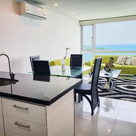 Apartamento Sea, & Skyline 30th-floor Poolside Getaway *