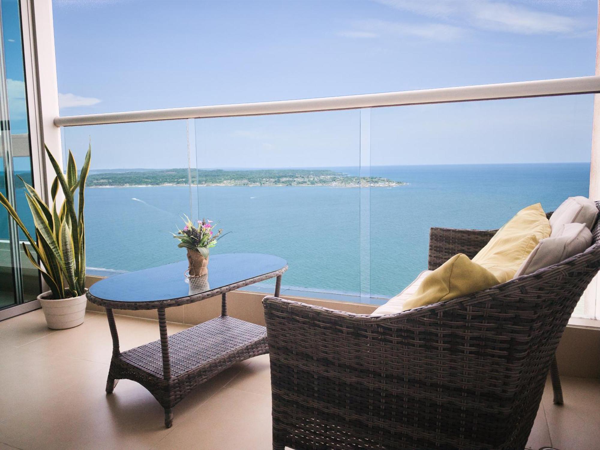 Sea, & Skyline 30th-floor Poolside Getaway Apartamento